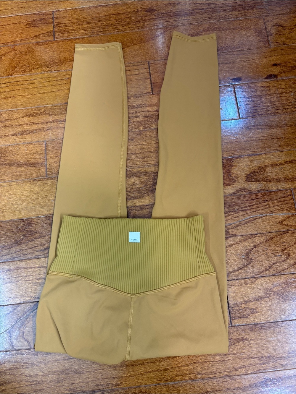 Vuori High-Waist Ribbed Leggings in Mustard